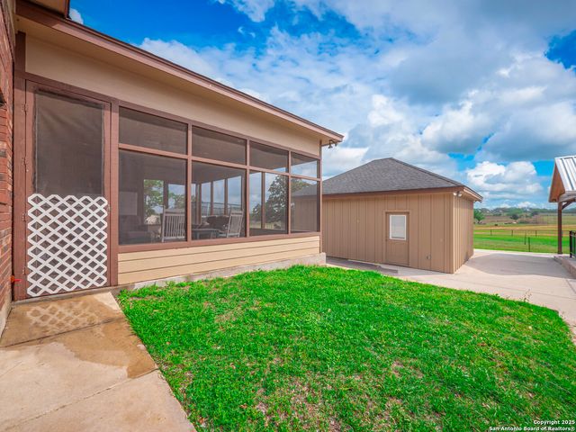 617 State Highway 123 N, Stockdale, TX 78160
