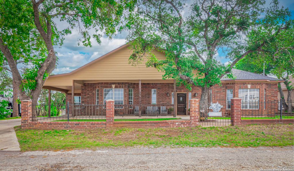 617 State Highway 123 N, Stockdale, TX 78160