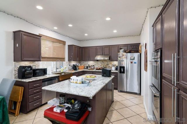 569 Inverlochy Dr, Fallbrook, CA 92028