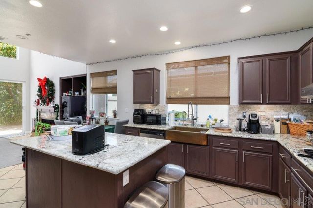 569 Inverlochy Dr, Fallbrook, CA 92028