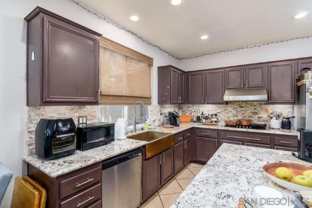 569 Inverlochy Dr, Fallbrook, CA 92028