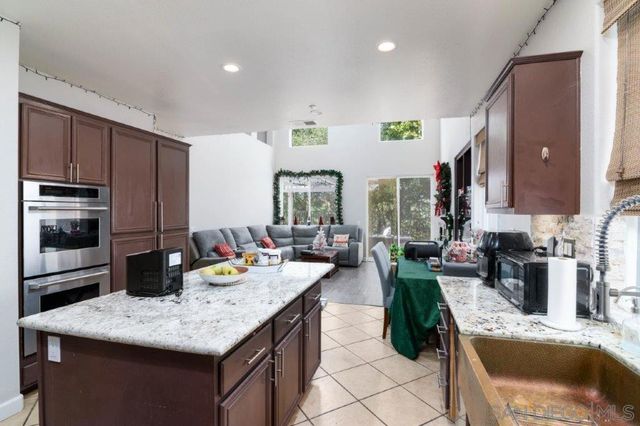 569 Inverlochy Dr, Fallbrook, CA 92028