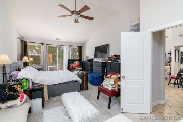 569 Inverlochy Dr, Fallbrook, CA 92028