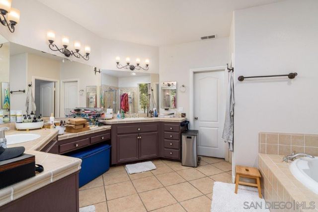 569 Inverlochy Dr, Fallbrook, CA 92028