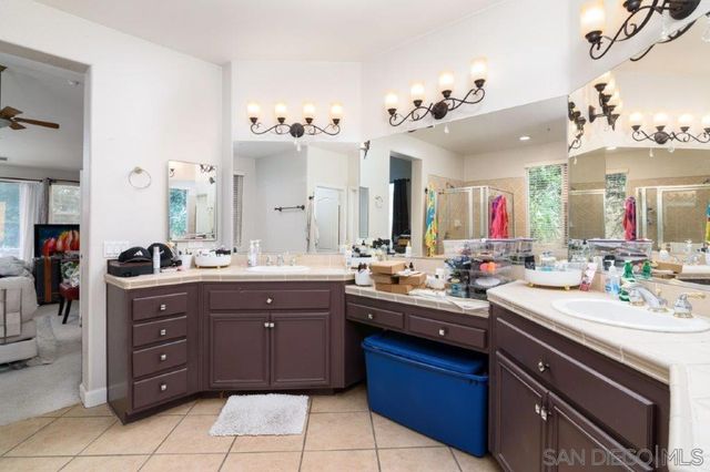 569 Inverlochy Dr, Fallbrook, CA 92028