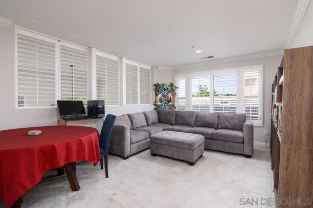 569 Inverlochy Dr, Fallbrook, CA 92028