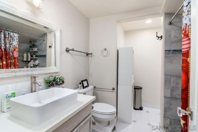 569 Inverlochy Dr, Fallbrook, CA 92028