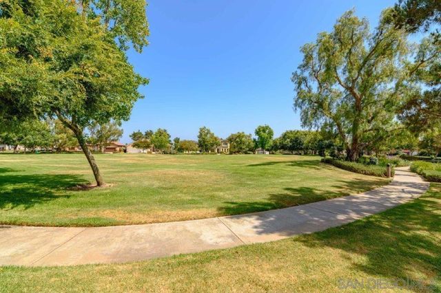 569 Inverlochy Dr, Fallbrook, CA 92028