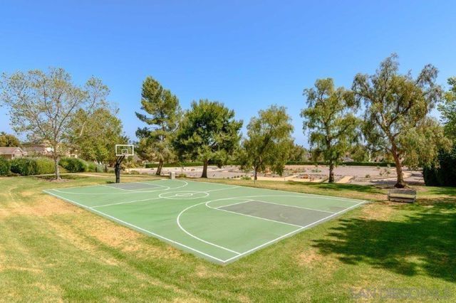 569 Inverlochy Dr, Fallbrook, CA 92028