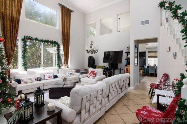 569 Inverlochy Dr, Fallbrook, CA 92028