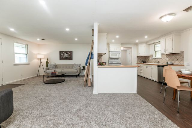 239 W 83rd St S, Haysville, KS 67060