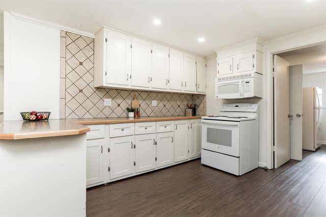 239 W 83rd St S, Haysville, KS 67060