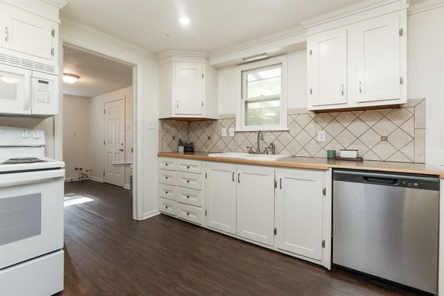 239 W 83rd St S, Haysville, KS 67060