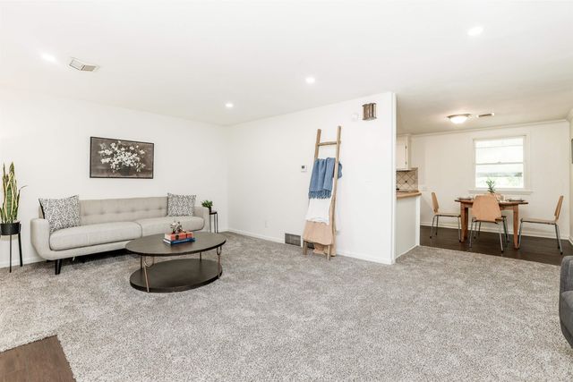 239 W 83rd St S, Haysville, KS 67060