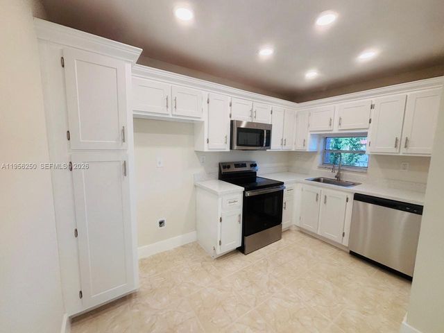 411 S Hollybrook Drive 305, Pembroke Pines, FL 33025