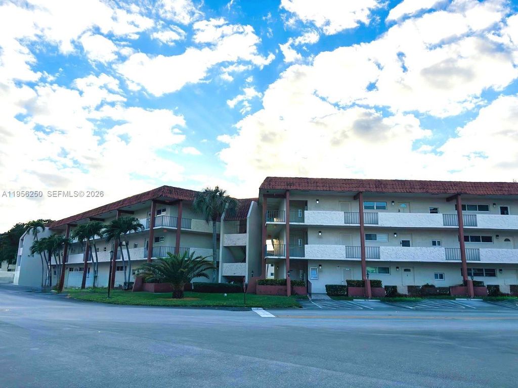 411 S Hollybrook Drive 305, Pembroke Pines, FL 33025