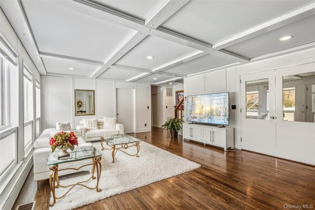 19 Frost Creek Drive, Locust Valley, NY 11560