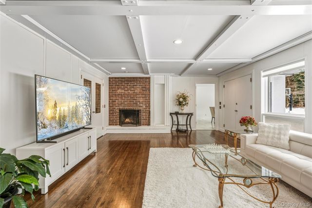 19 Frost Creek Drive, Locust Valley, NY 11560