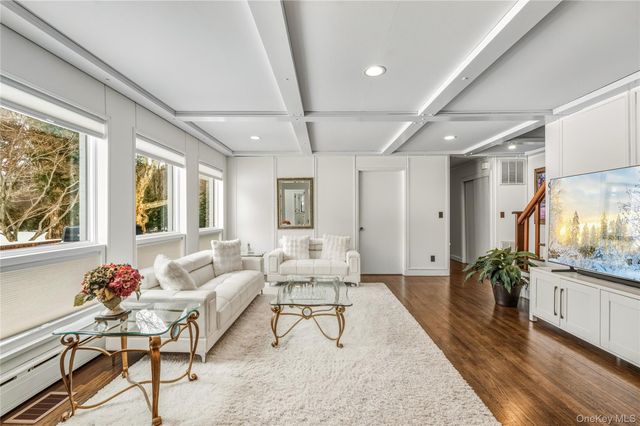 19 Frost Creek Drive, Locust Valley, NY 11560