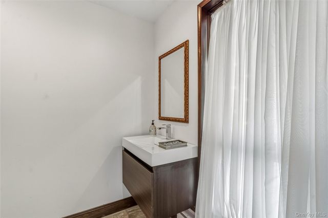 19 Frost Creek Drive, Locust Valley, NY 11560