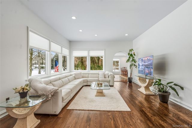 19 Frost Creek Drive, Locust Valley, NY 11560