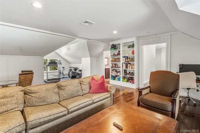 19 Frost Creek Drive, Locust Valley, NY 11560