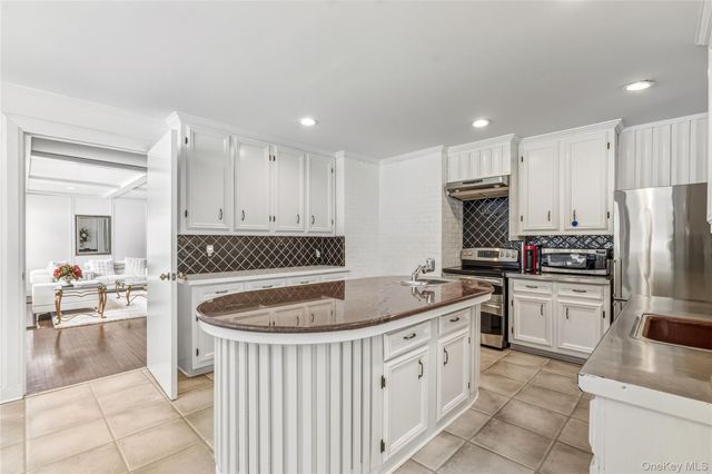 19 Frost Creek Drive, Locust Valley, NY 11560