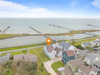 502 Sailhouse Way, Rockport, TX 78382