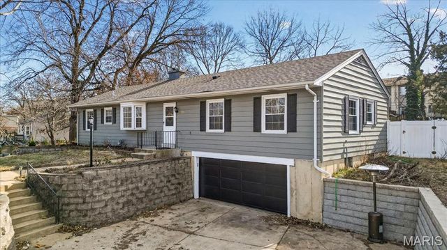 216 Hillsdale Drive, Ballwin, MO 63011