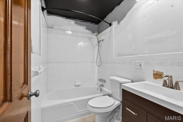 216 Hillsdale Drive, Ballwin, MO 63011