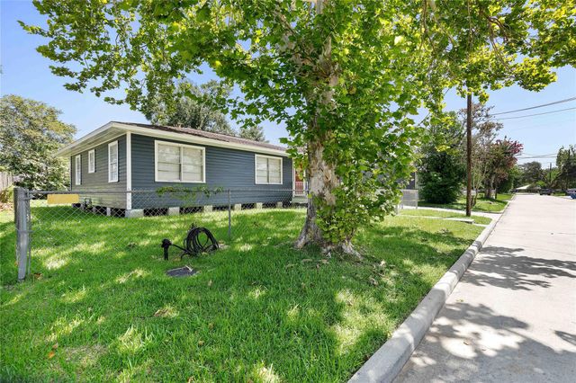 515 2nd Street, Humble, TX 77338