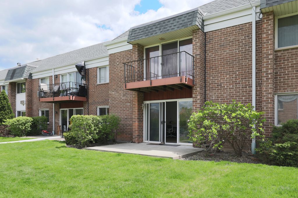 Image 2 of property listing at 10385 Dearlove Road 1K, Glenview, IL 60025