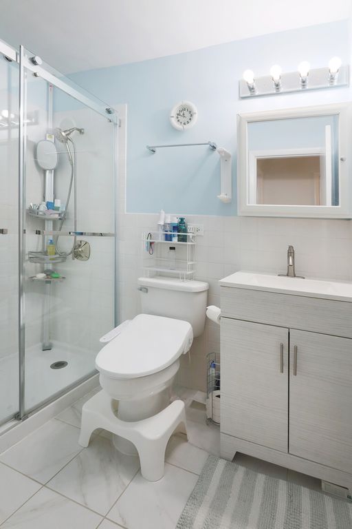 Image 11 of property listing at 10385 Dearlove Road 1K, Glenview, IL 60025