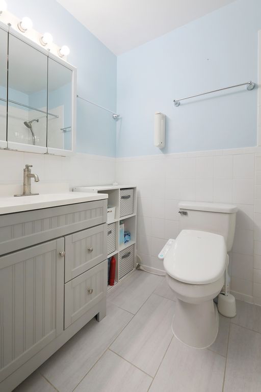 Image 13 of property listing at 10385 Dearlove Road 1K, Glenview, IL 60025