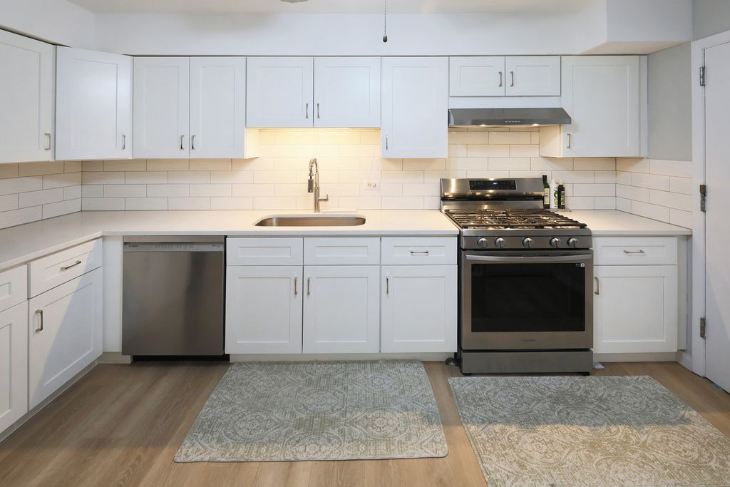Image 15 of property listing at 10385 Dearlove Road 1K, Glenview, IL 60025