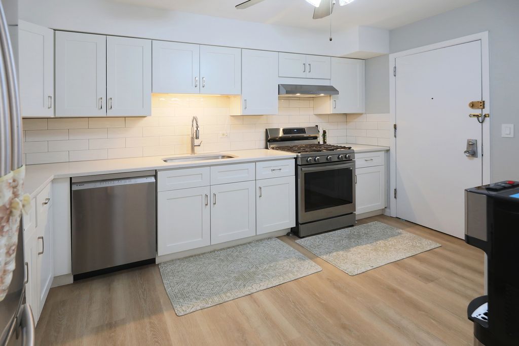 Image 16 of property listing at 10385 Dearlove Road 1K, Glenview, IL 60025