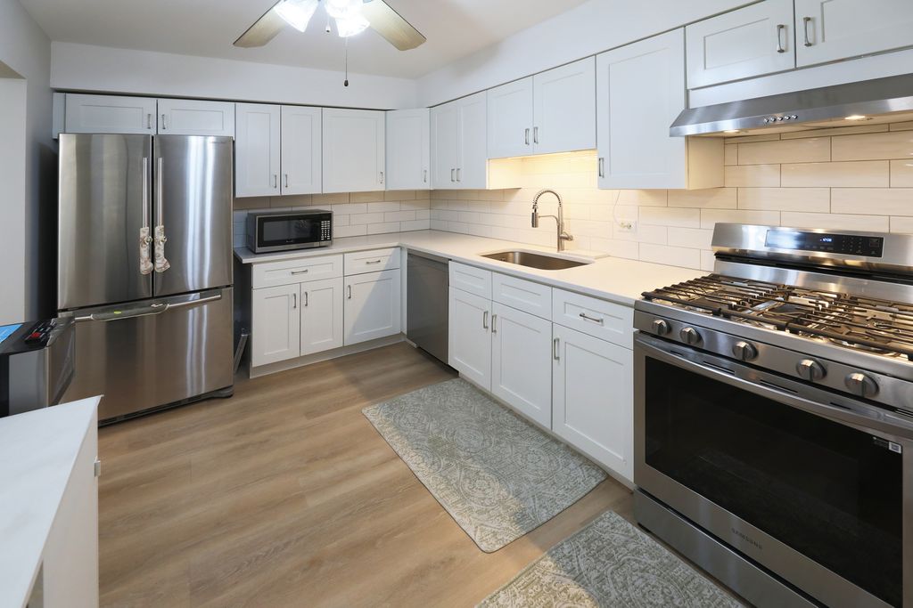 Image 17 of property listing at 10385 Dearlove Road 1K, Glenview, IL 60025