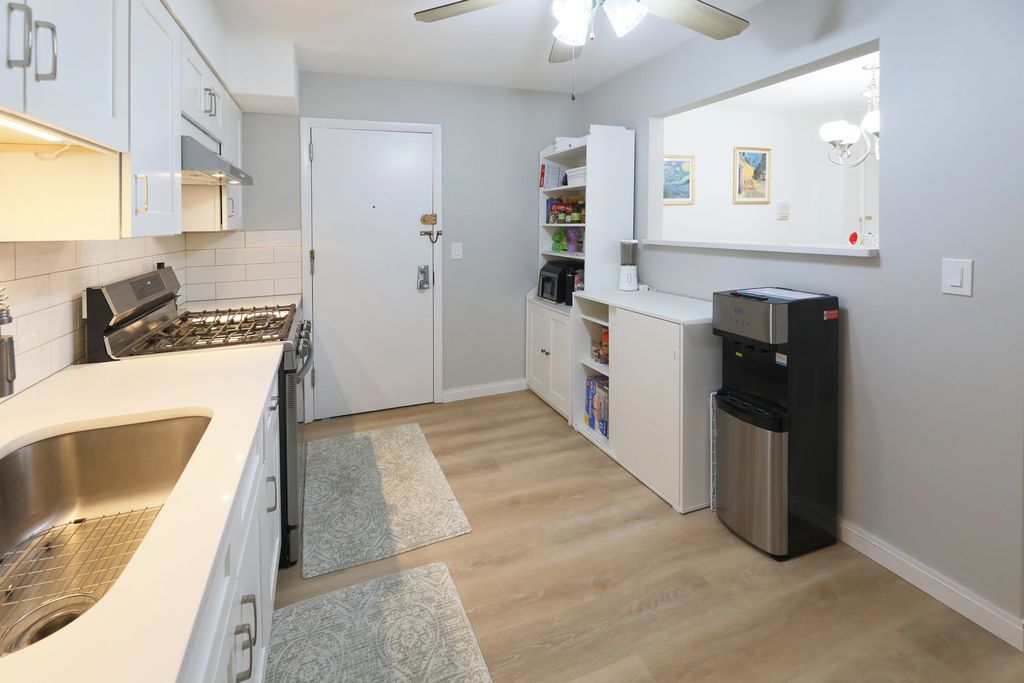Image 18 of property listing at 10385 Dearlove Road 1K, Glenview, IL 60025