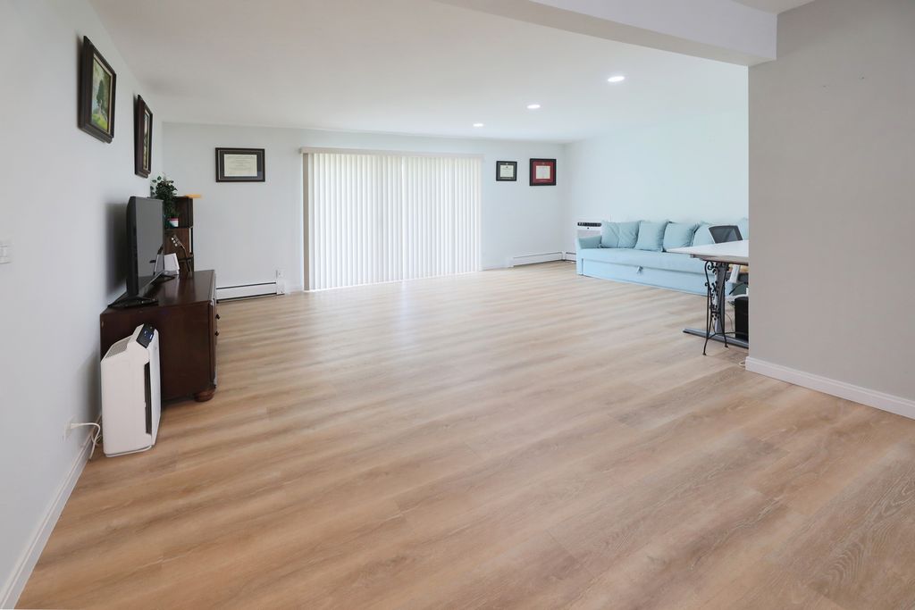 Image 3 of property listing at 10385 Dearlove Road 1K, Glenview, IL 60025