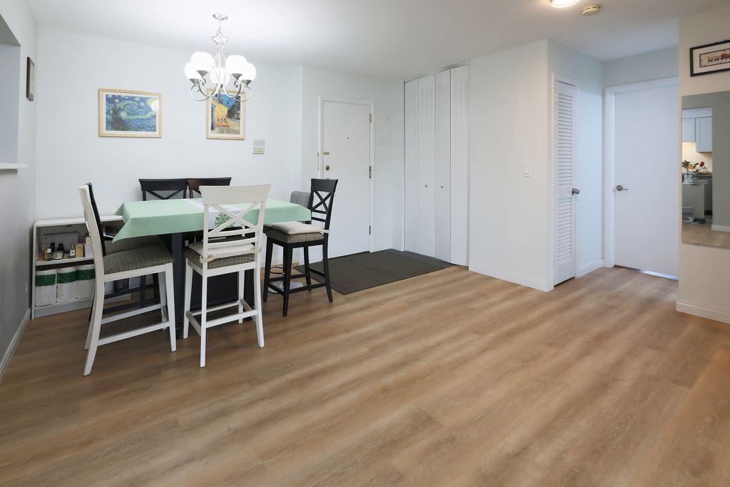 Image 21 of property listing at 10385 Dearlove Road 1K, Glenview, IL 60025