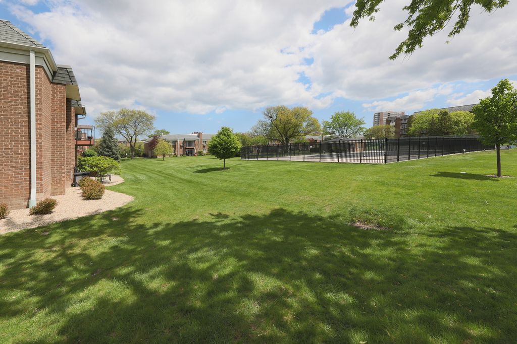 Image 23 of property listing at 10385 Dearlove Road 1K, Glenview, IL 60025