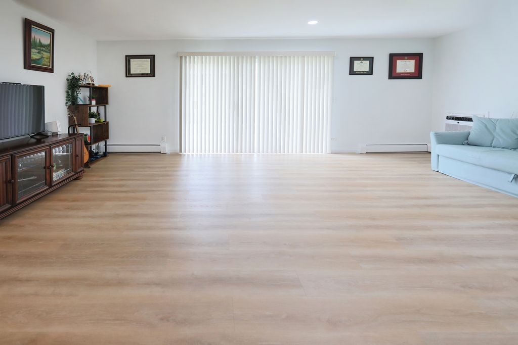Image 5 of property listing at 10385 Dearlove Road 1K, Glenview, IL 60025