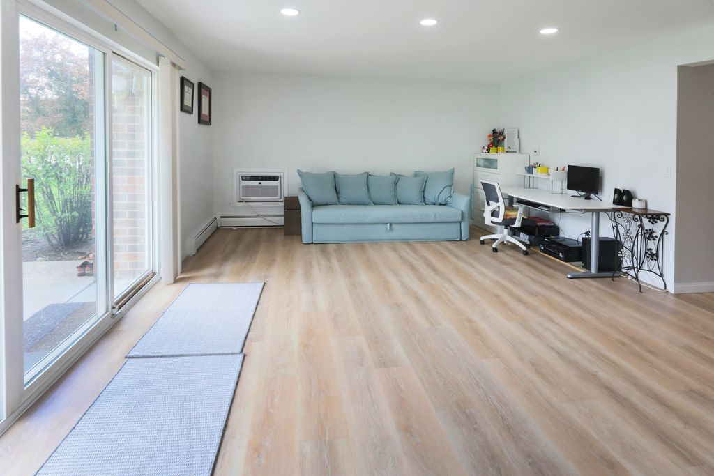 Image 6 of property listing at 10385 Dearlove Road 1K, Glenview, IL 60025