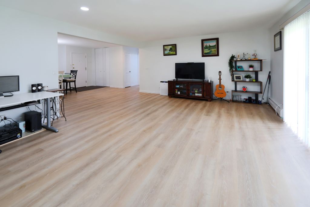 Image 7 of property listing at 10385 Dearlove Road 1K, Glenview, IL 60025