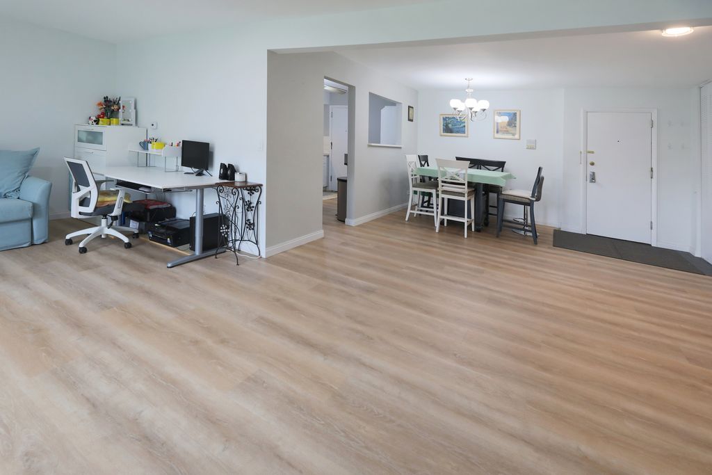 Image 8 of property listing at 10385 Dearlove Road 1K, Glenview, IL 60025