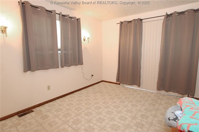 98 Roosevelt Boulevard, Eleanor, WV 25070