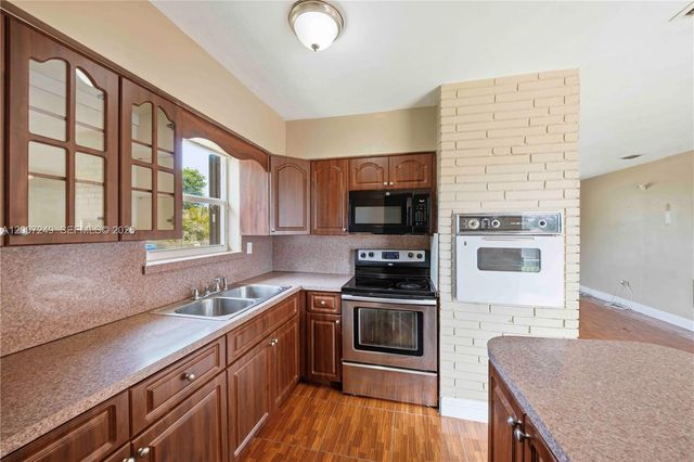 2724 Acapulco Dr, Miramar, FL 33023