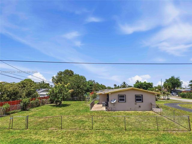 2724 Acapulco Dr, Miramar, FL 33023