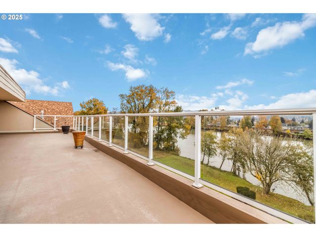 1548 RIVER Rd 302, Longview, WA 98632