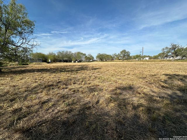 613 Hon Ave, Jourdanton, TX 78026